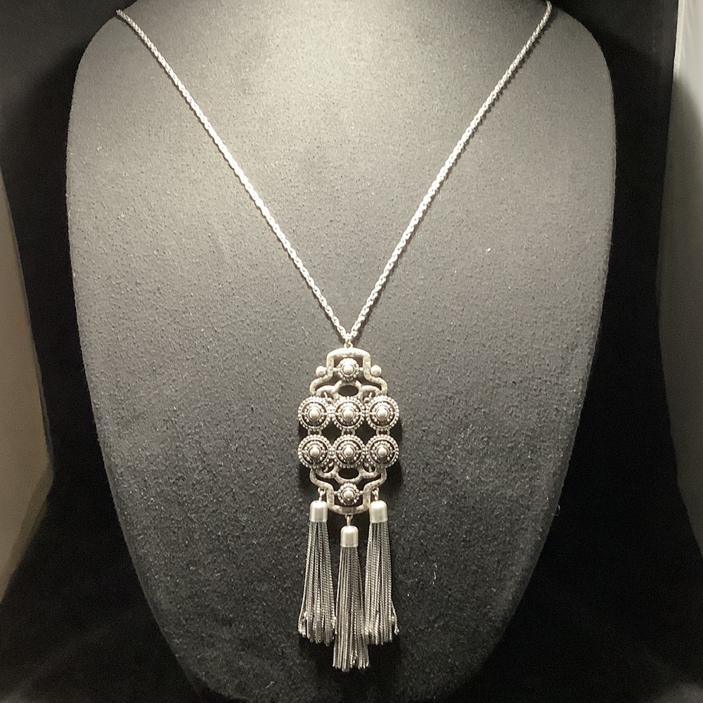 Elegant Silver Pendant Necklace